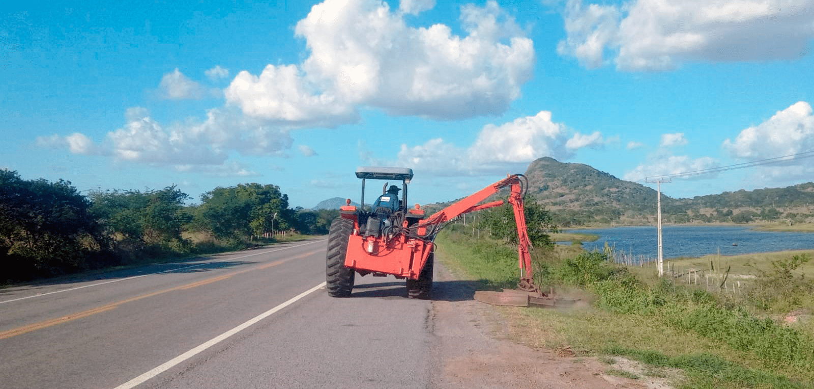 Manutenção da vegetação na BA-052 é executada regularmente pela Concessionária